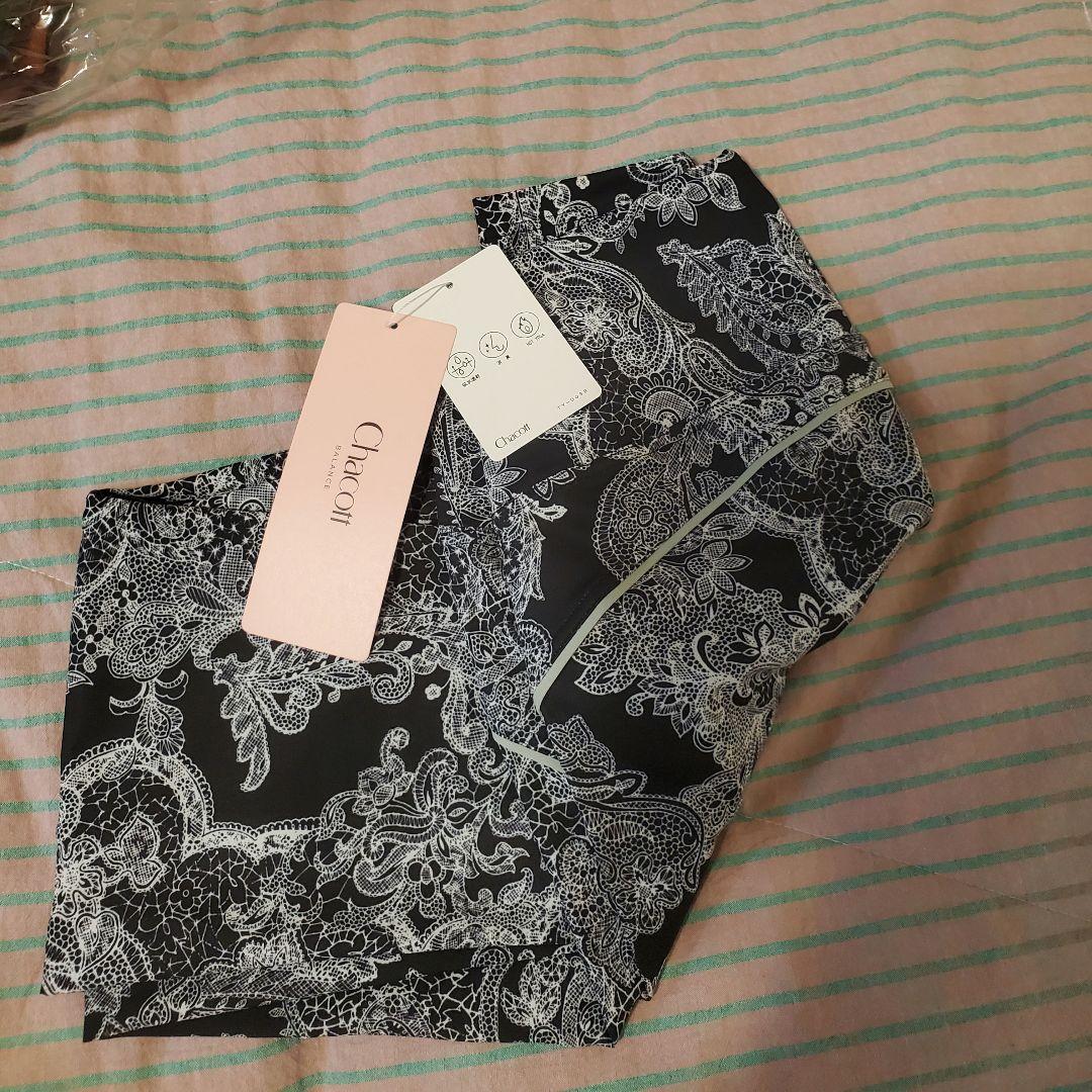 【タグ付き新品未使用品】チャコット　レースプリントレギンス