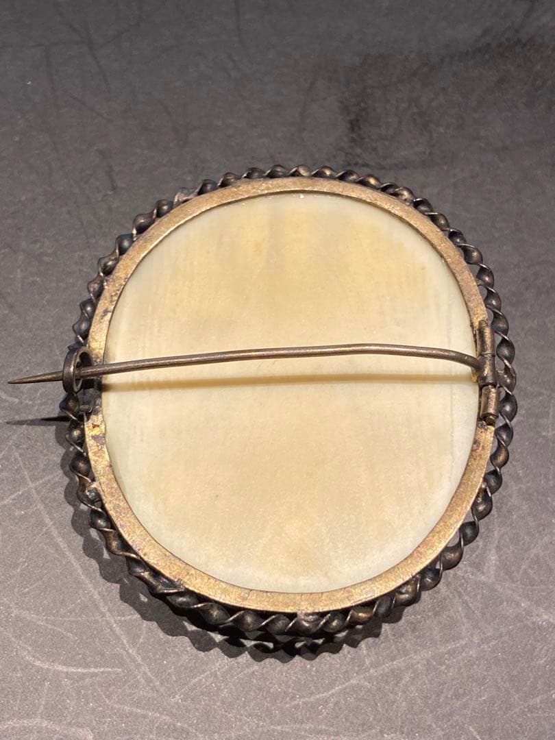 希少　アンティーク　ボーンアート　手彫りブローチk