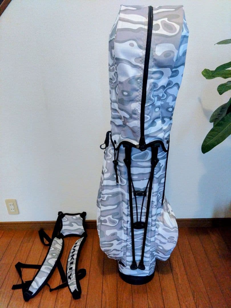 OAKLEY 迷彩キャディバッグ　スタンド式9.5型超軽量【美品】