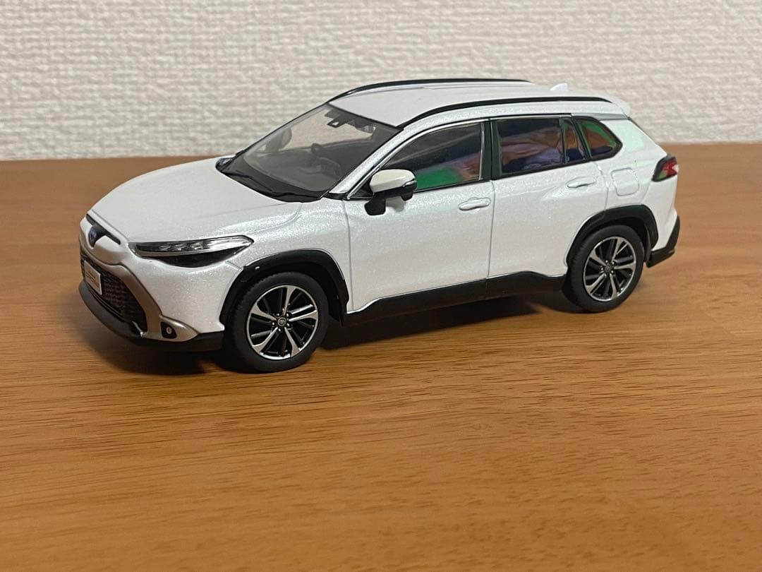 カローラクロス　1/30 ミニカー　プラチナホワイトパールマイカ
