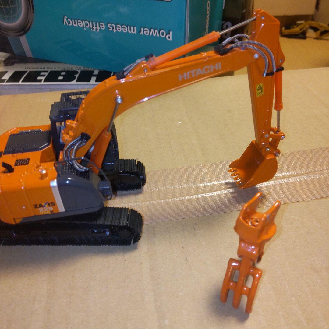 日立建機　ZAXIS 225USRK-3  回転フォークセット　1/50