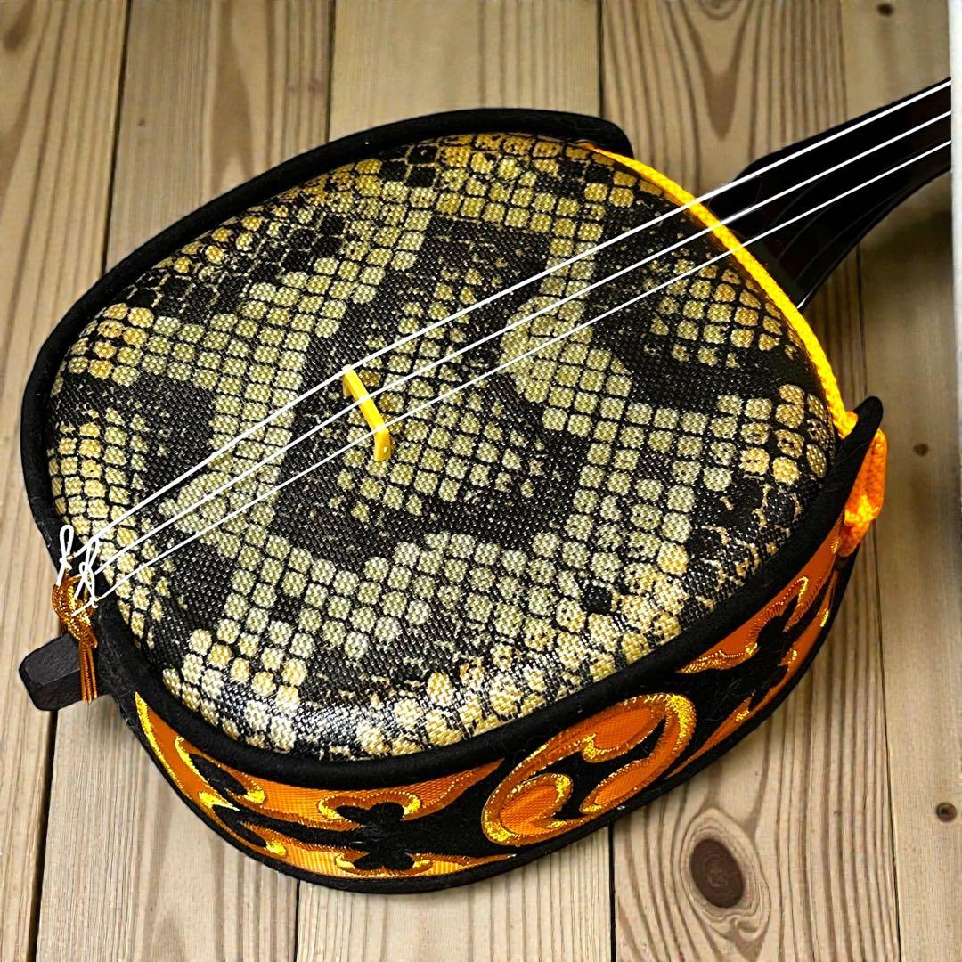 ほぼ未使用級❣️極美品✨ 沖縄三線 人工皮 蛇柄胴 琉球唐草刺繍 ハードケース付き