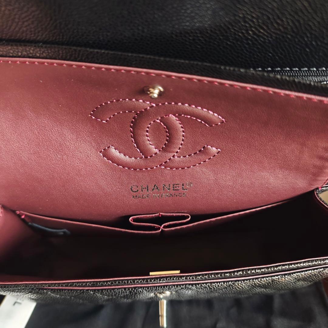 キルティングデザインのブラックレザーショルダーバッグ