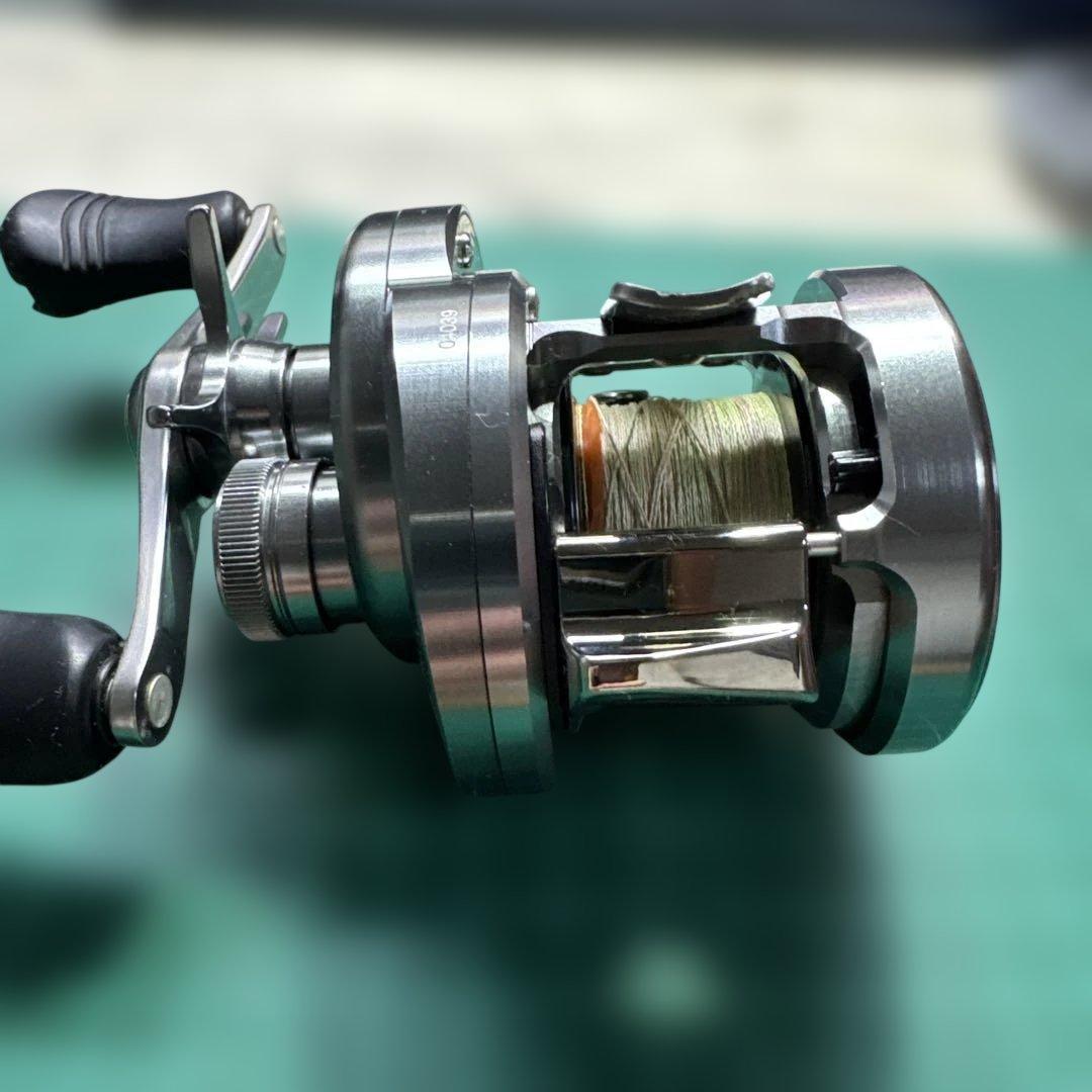 シマノ 20カルカッタコンクエストDC 200HG 右ハンドル