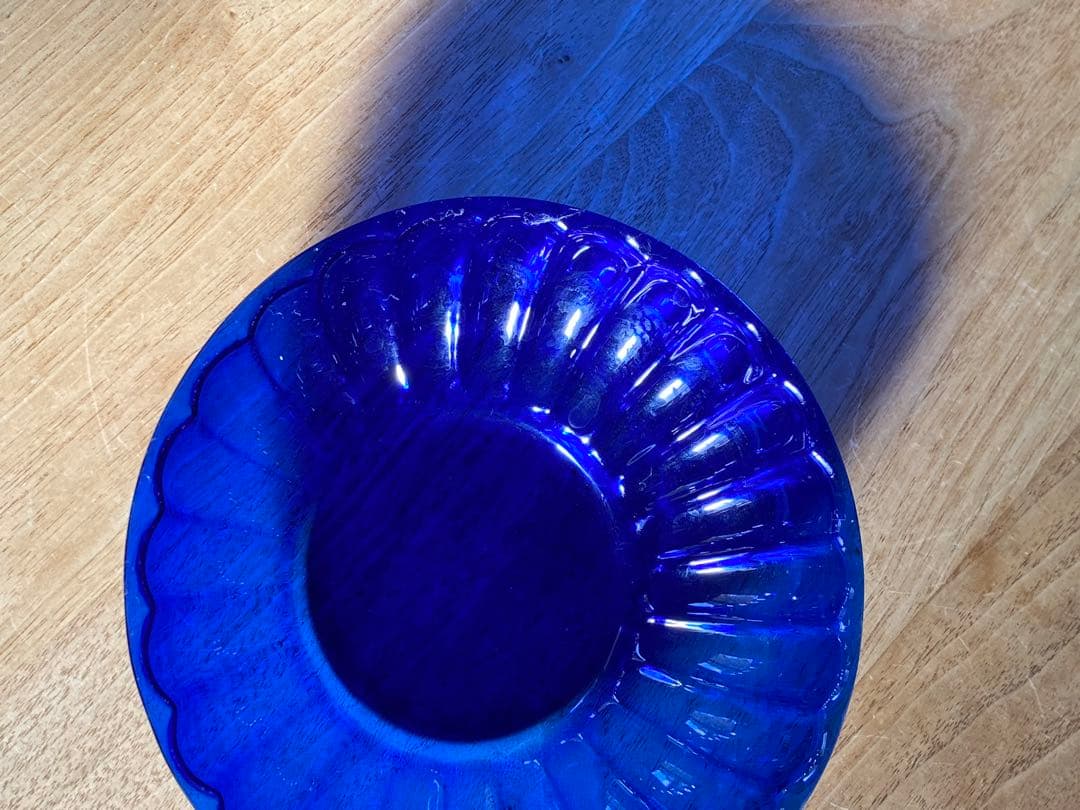 小澄正雄（Masao Kozumi）　型吹き硝子　花弁型瑠璃色bowl