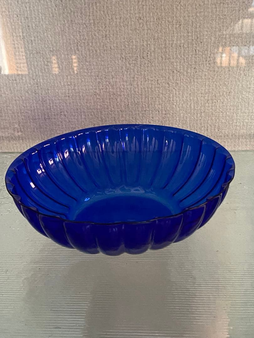 小澄正雄（Masao Kozumi）　型吹き硝子　花弁型瑠璃色bowl