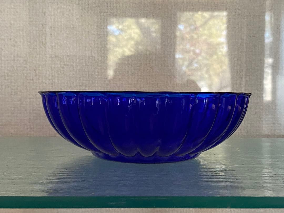 小澄正雄（Masao Kozumi）　型吹き硝子　花弁型瑠璃色bowl