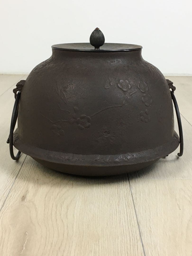 s295釜師 畠春斎 笹梅文 真形釜・茶釜 共箱 茶道具