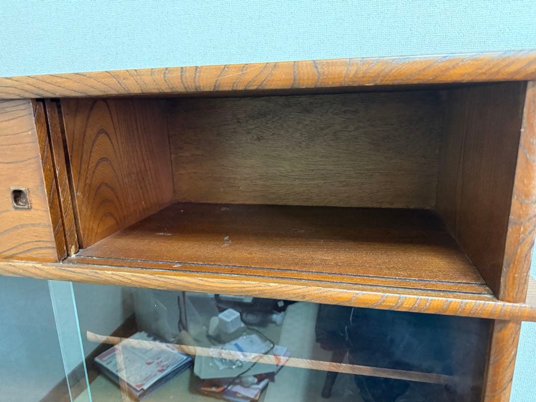 木製ガラス扉付き収納棚