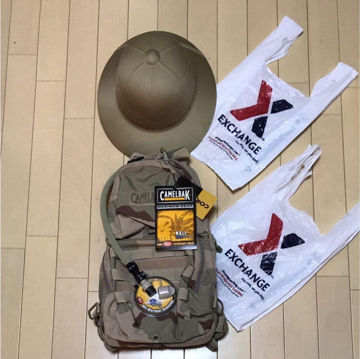 本物のアメリカ軍のリュックとヘルメット