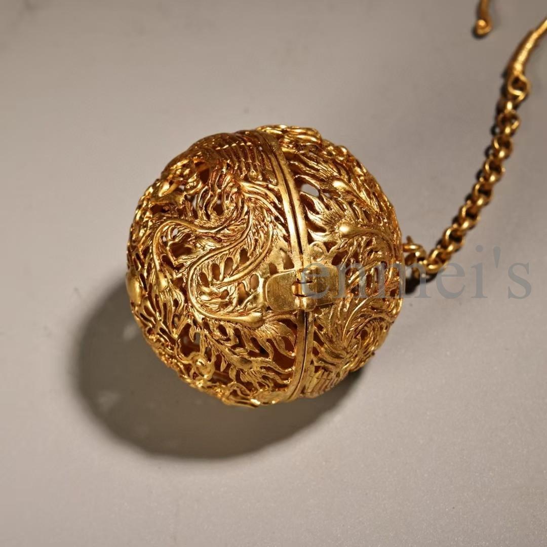 中国古美術品・珍品純銅製・高浮彫鎏金繍球香炉香囊・透彫・熏香炉・檀木箱付・香道具