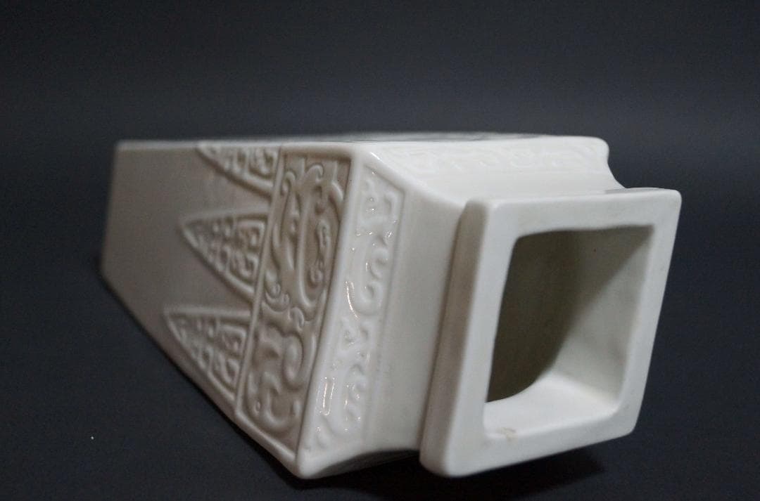 時代 徳化窯 白磁菱形 細工陽刻『饕餮文 』花瓶 飾り壺白高麗 白磁の美 茶道具