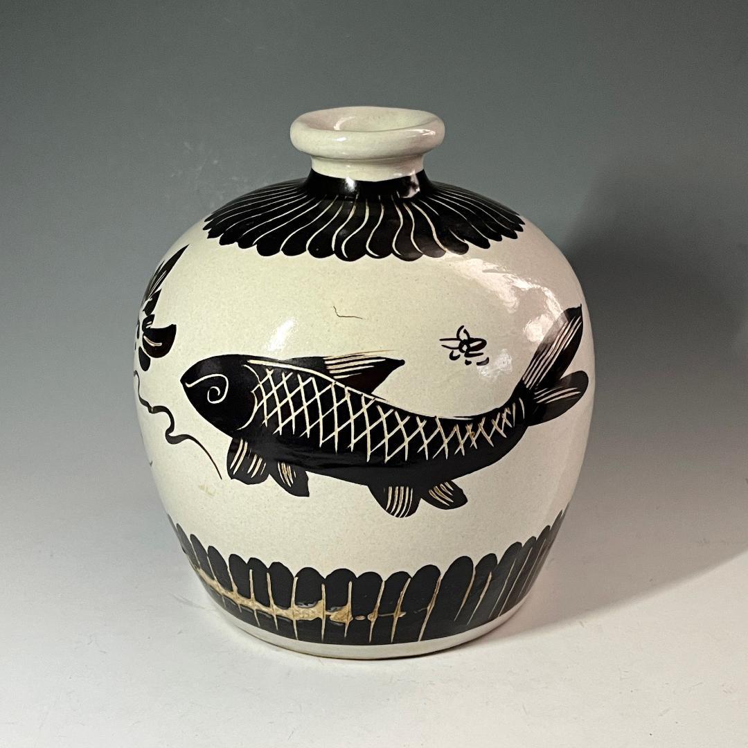 唐物 磁州窯 白地陰刻文魚紋瓶 白化粧無地陶 灰褐色 刻線文 SN83