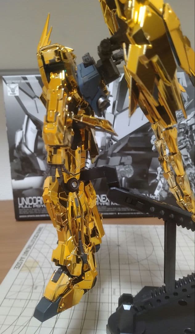 バンダイ RG ユニコーンガンダム3号機 フェネクス　部分塗装済完成品