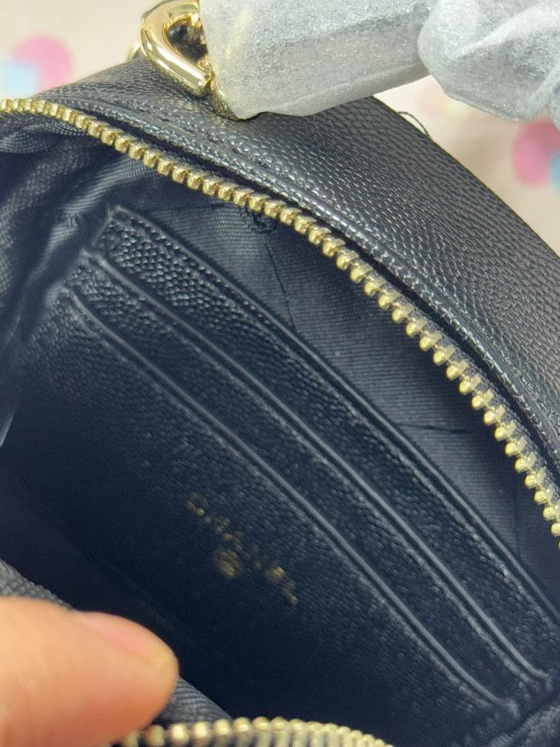 新品 美品キルティングデザイン スマホショルダーバッグ ブラック