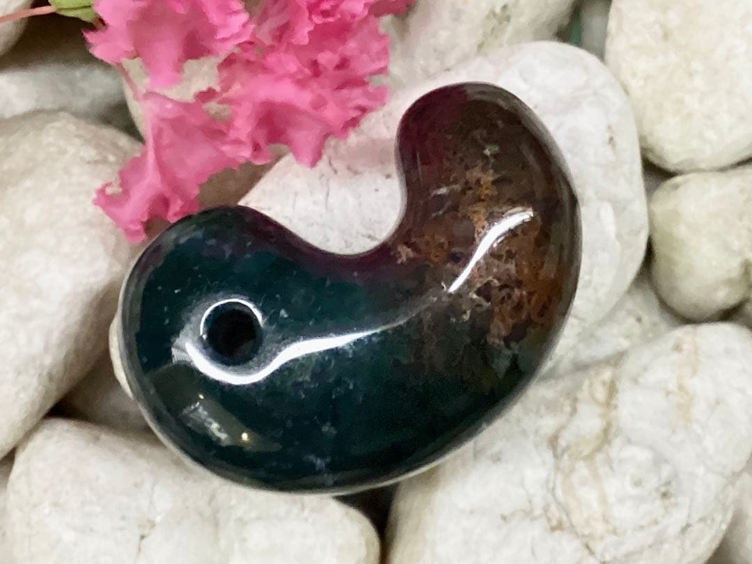 ✳出雲勾玉　1万個に1個しか無いレア勾玉‼️花仙山瑪瑙*芯部位の超極上色彩　鑑別書