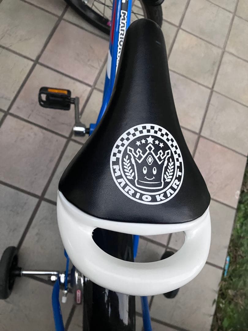ヨッシーヘルメット付き　コマ有り　マリオ　幼児用自転車　18インチ