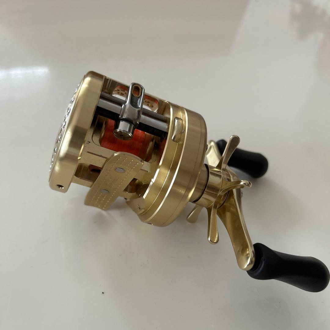 CALCUTTA CONQUEST 201 ゴールド ベイトリール