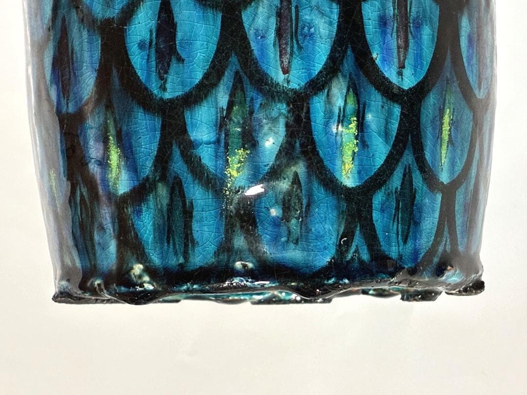 ターコイズグリーンに黒や色とりどりの細首ボトル❁幾何学的 うろこ模様（少し漏れ有