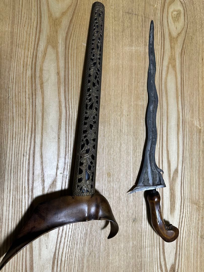 波状の刃のダガー　クリス　インドネシア
