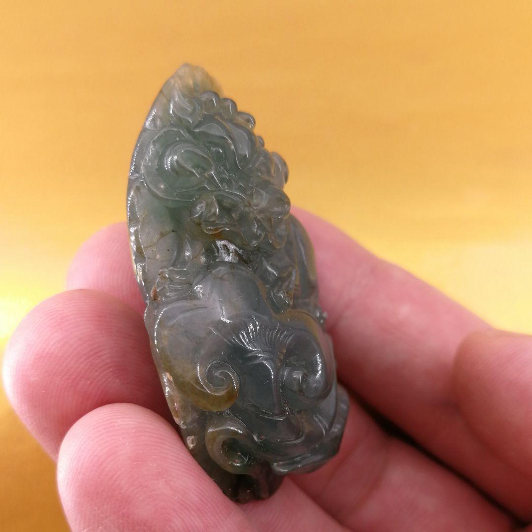 ビルマ翡翠精細彫刻「蓮葉元寳霊芝獅子」(A貨保証)(整理番号:AJ09)