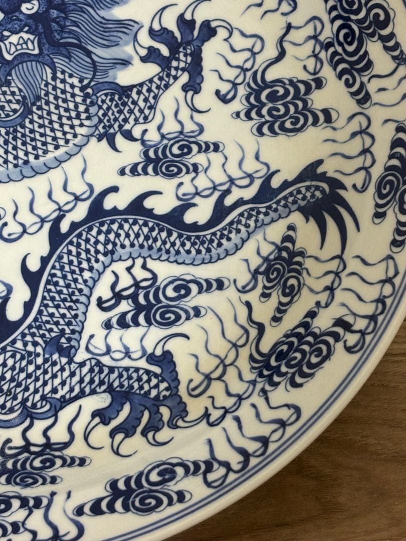 中国　青いドラゴン模様の陶器皿　大皿