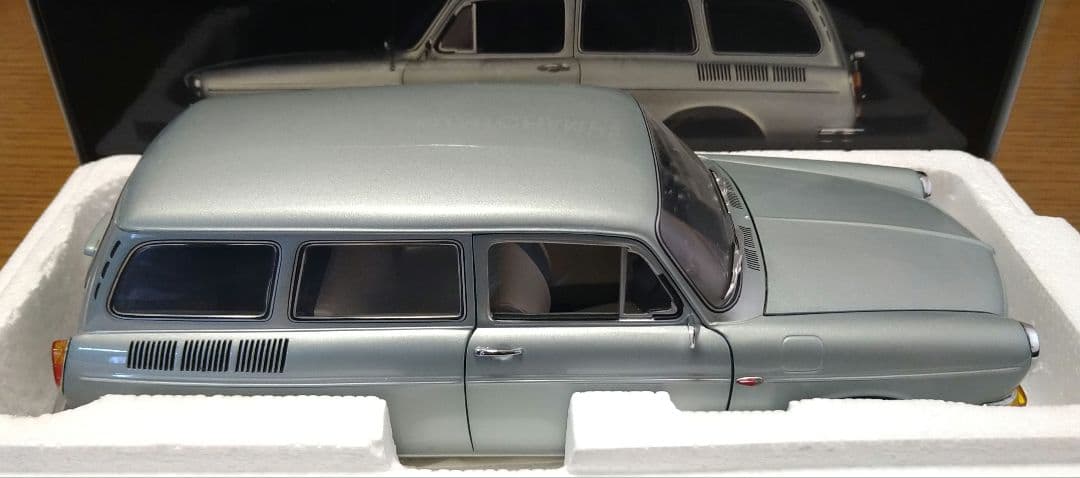 ミニチャンプス 1/18 フォルクスワーゲン 1600L バリアント シルバー