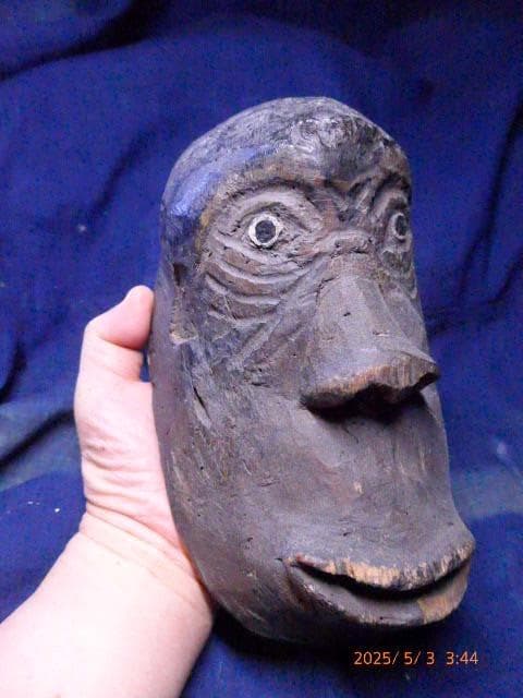 大変古い猿の木製面です。伎楽などの催事用の面。民芸です