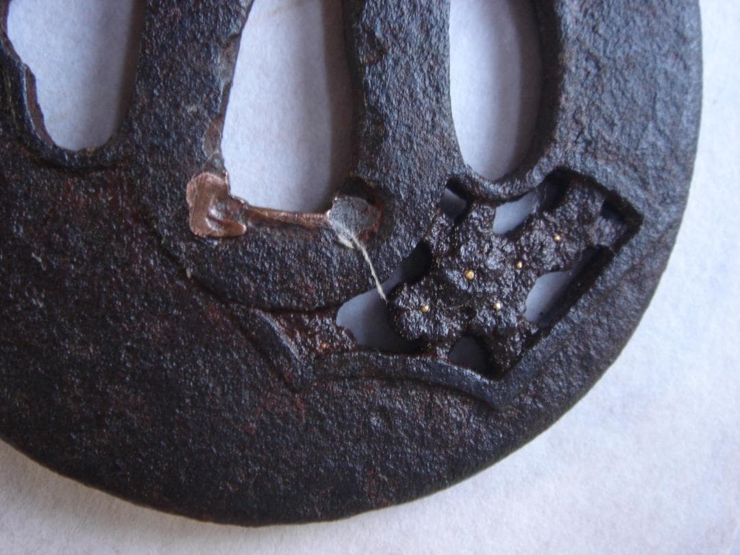 刀装具　鍔　桜彫刻 鉄製 (つば) 江戸時代