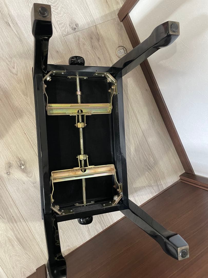 中古良品.６つボタン.ピアノ椅子