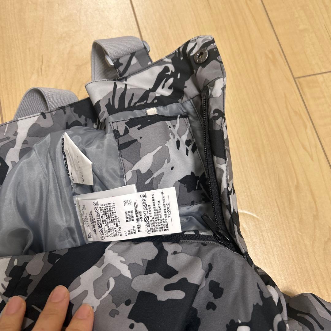 子ども用防水ジャケットと迷彩スノーパンツセット