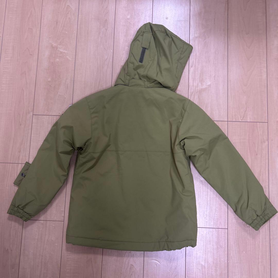 子ども用防水ジャケットと迷彩スノーパンツセット