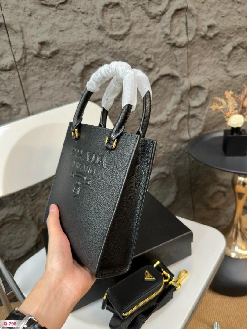 セール！ブラックショルダーバッグ キーチェーン付き