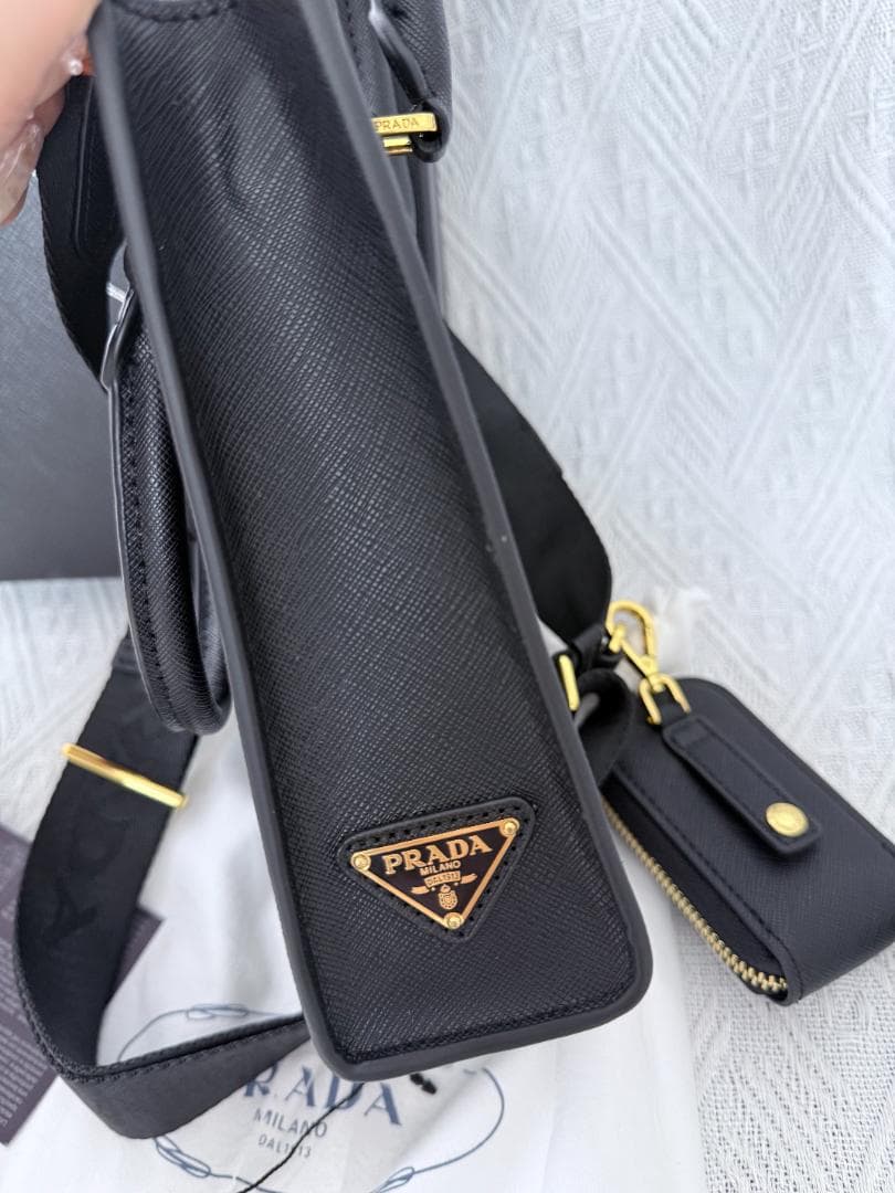 セール！ブラックショルダーバッグ キーチェーン付き