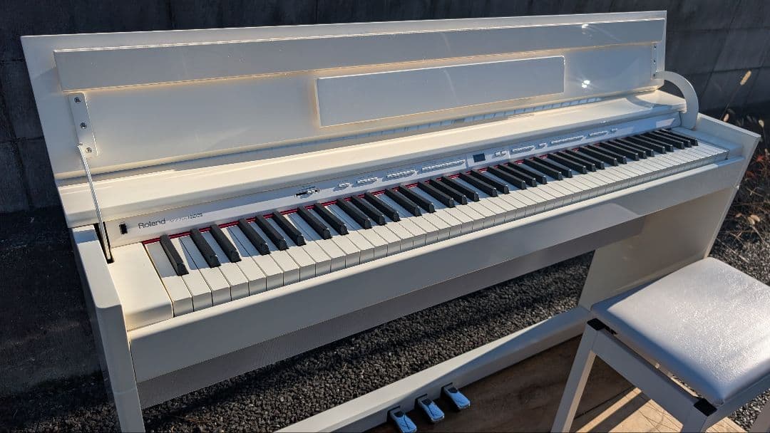 送料込ピカピカ艶有WHITE Roland 電子ピアノ DP90 14年製激美品