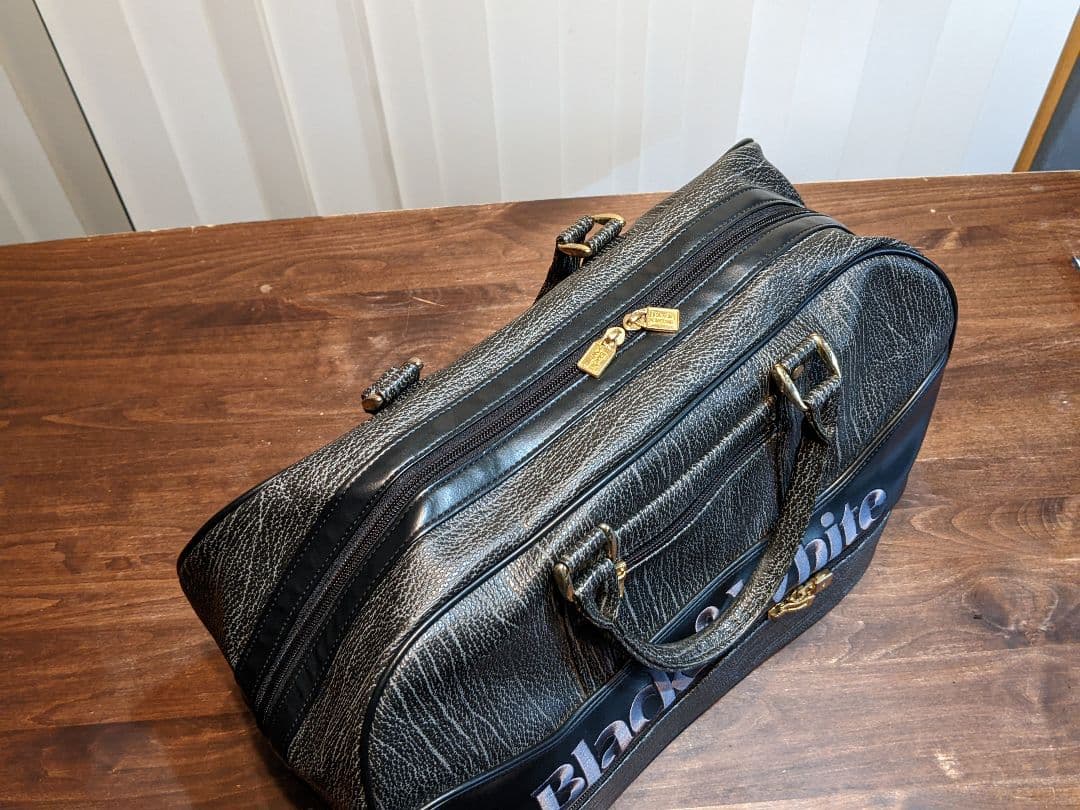 ブラック&ホワイト　ゴルフ　ボストンバッグ　レザー調　2層式　靴　サメ革　系　黒