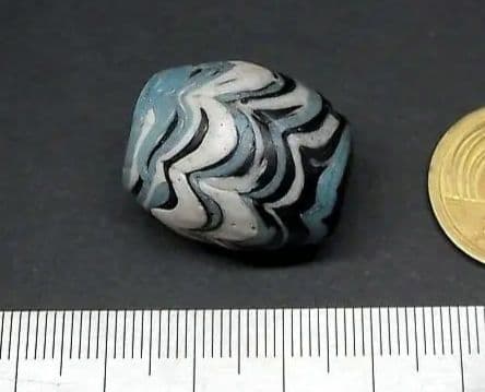 ★G2703★古代とんぼ玉 (A47) イスラム大粒　ガラスビーズ　かきあげ文様
