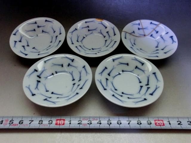 小皿■【大明成化年製】メダカ紋染付手塩皿 5客 金継ぎ直有 小魚 時代物 骨董■