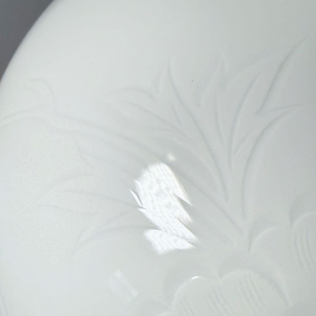 人間国宝　井上萬二　白磁牡丹彫文花瓶　大作　胴径約26cm　特注箱　110万円