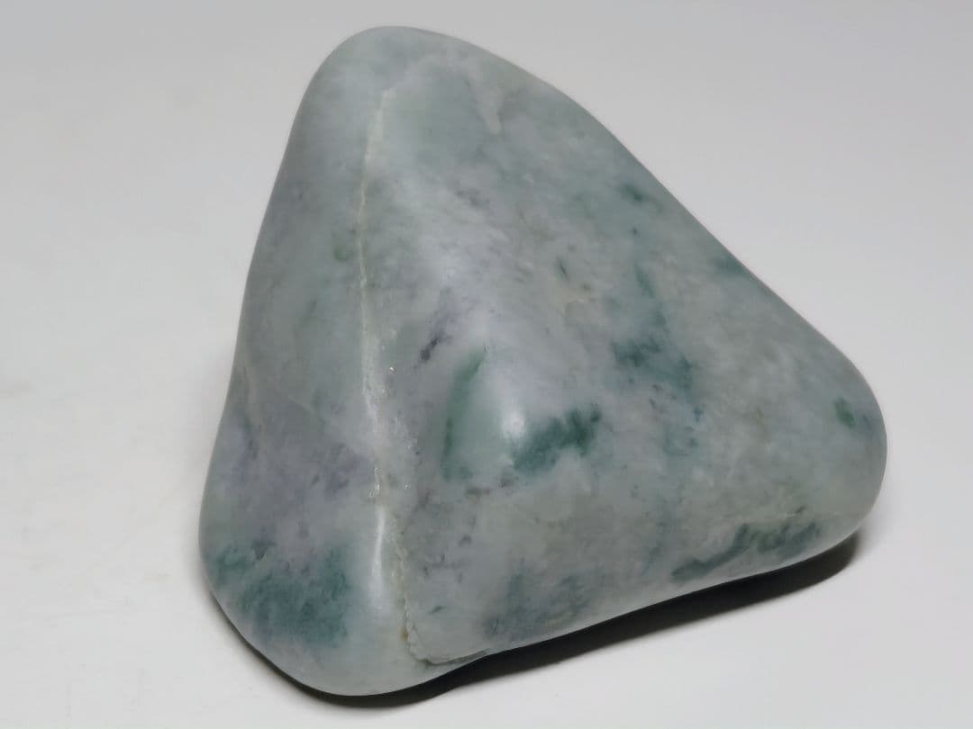 糸魚川153 翡翠 106g ヒスイ 原石 鑑賞石 自然石 誕生石 鉱物 鉱石