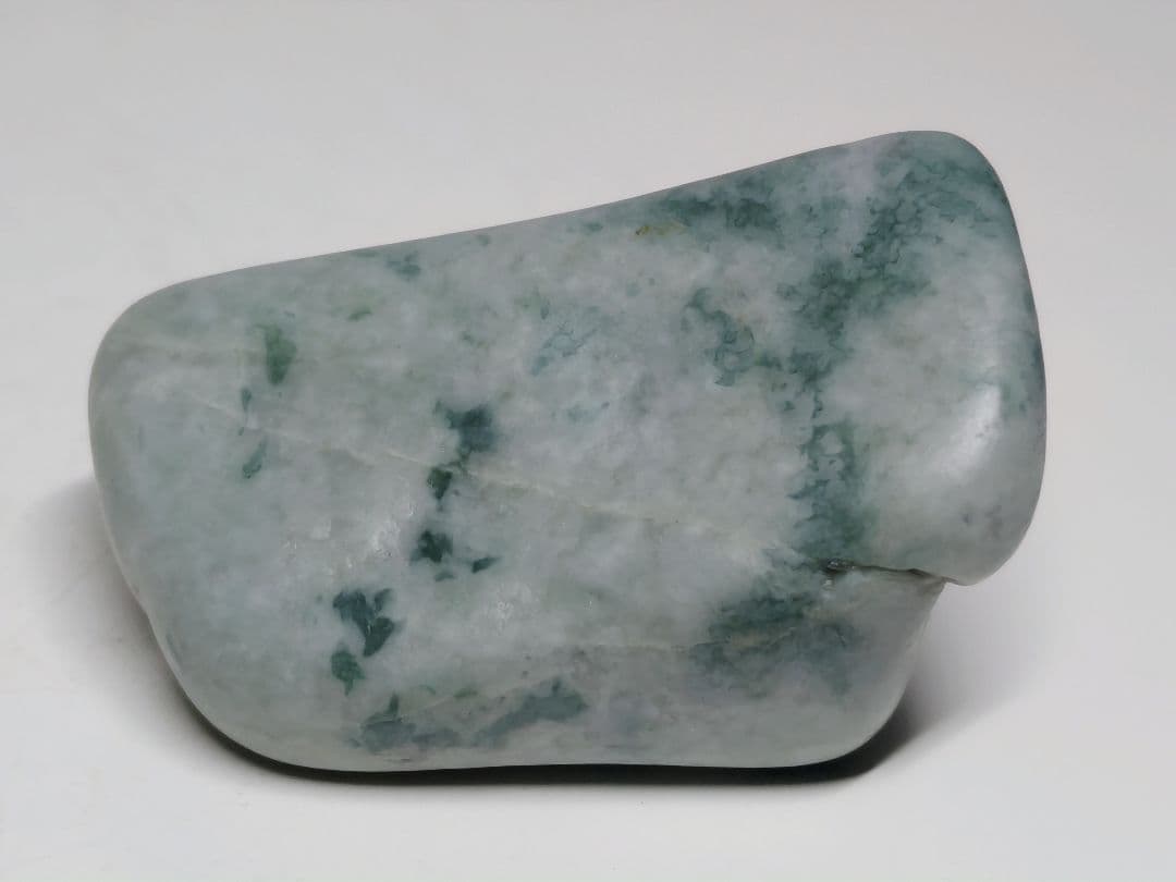 糸魚川153 翡翠 106g ヒスイ 原石 鑑賞石 自然石 誕生石 鉱物 鉱石