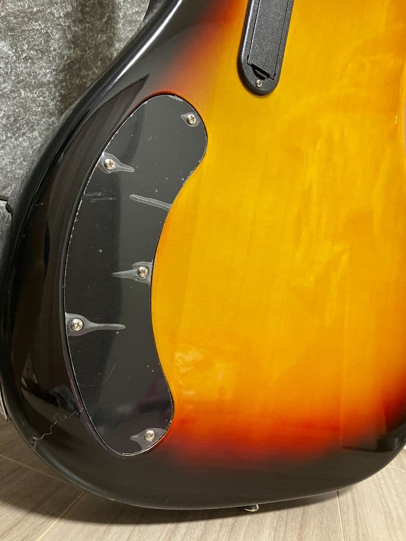 ピックガード改造したLaidBackのスティングレイ風アクティブベース