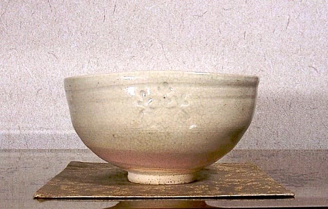 京焼・清水焼　高橋道八(六世)作　桃山御本　五三桐紋　茶碗　無傷　箱合　保証。