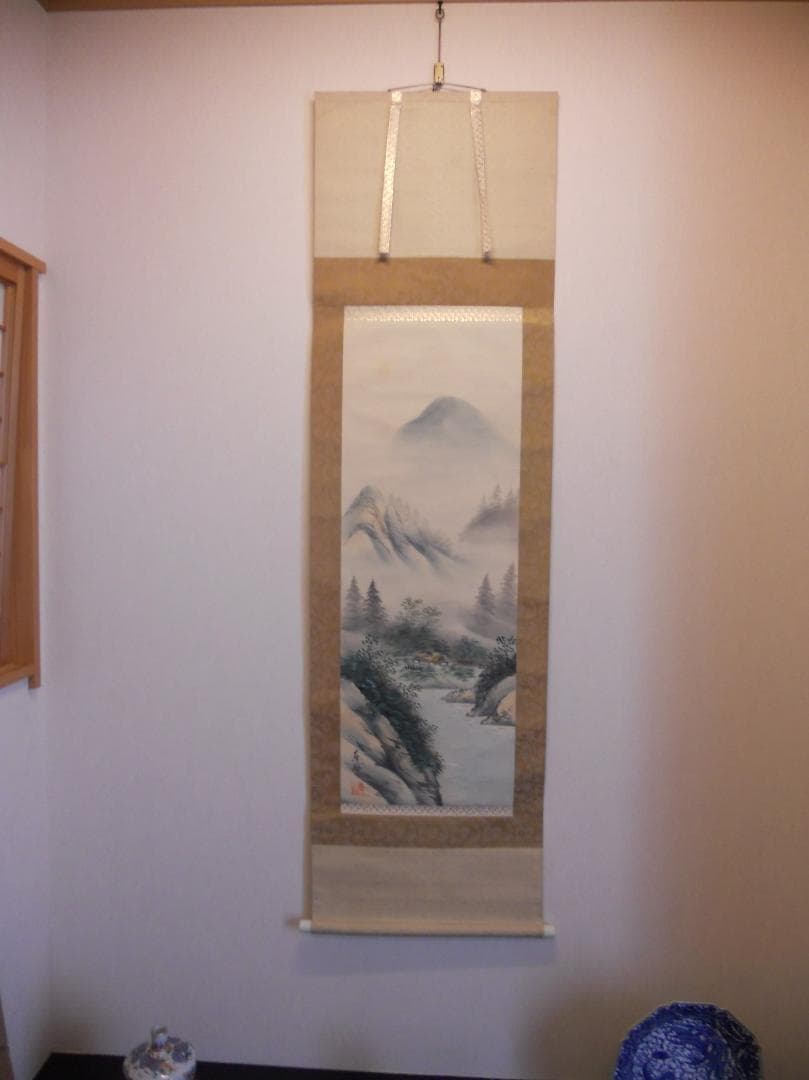 掛け軸 東號 彩色山水 絹本 希少 軸装 茶道具 掛軸 美品 です。