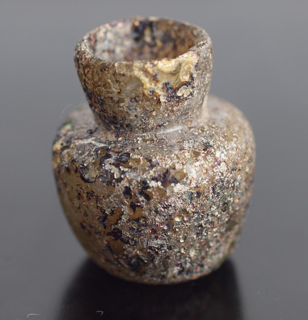 薄黄緑ガラスの胎を、赤紫や青緑の銀化が美しく飾る、香油入れローマン・ガラス小瓶