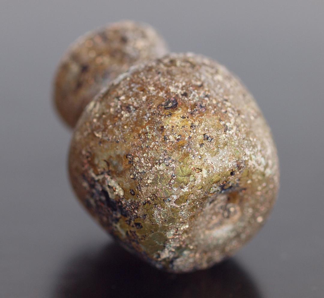 薄黄緑ガラスの胎を、赤紫や青緑の銀化が美しく飾る、香油入れローマン・ガラス小瓶