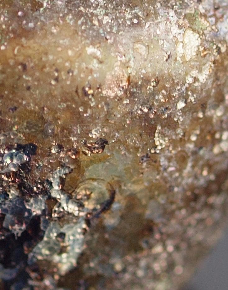 薄黄緑ガラスの胎を、赤紫や青緑の銀化が美しく飾る、香油入れローマン・ガラス小瓶