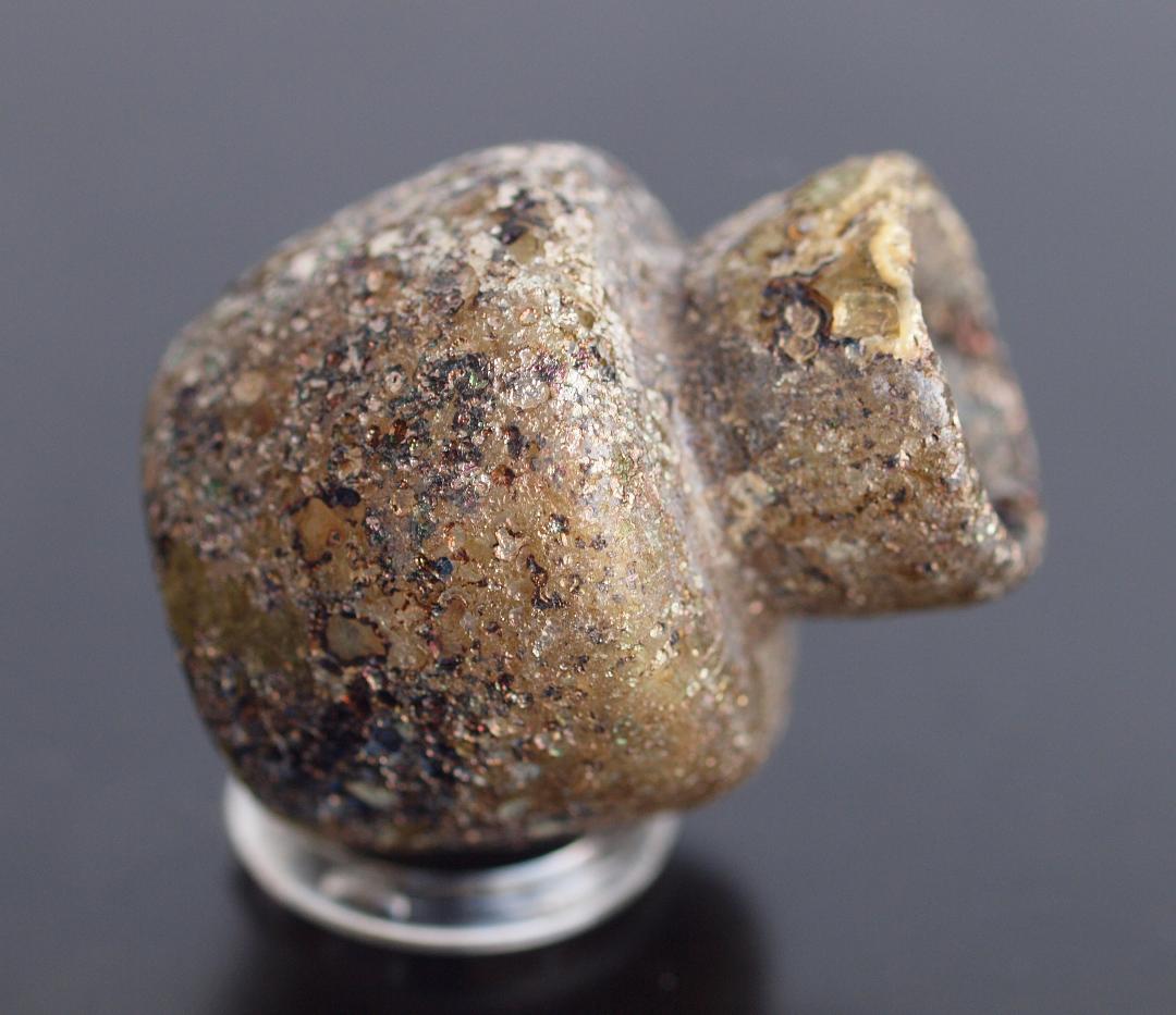 薄黄緑ガラスの胎を、赤紫や青緑の銀化が美しく飾る、香油入れローマン・ガラス小瓶