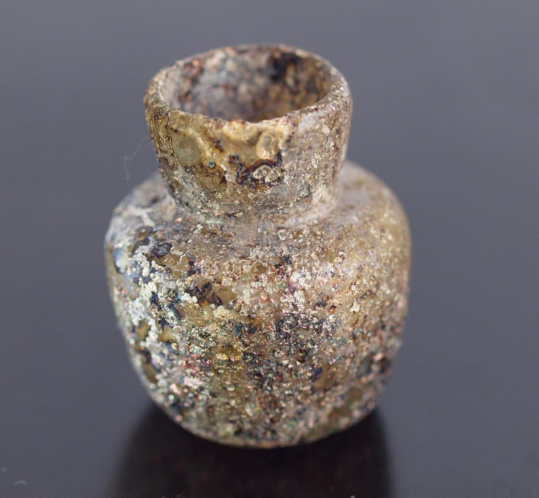 薄黄緑ガラスの胎を、赤紫や青緑の銀化が美しく飾る、香油入れローマン・ガラス小瓶