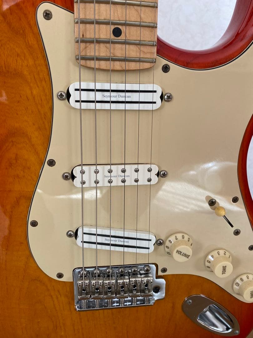 Fender USAneck、seymourduncan bodyストラット
